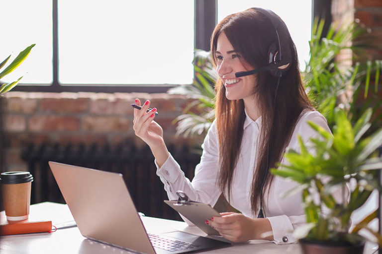 mujer con centralita virtual